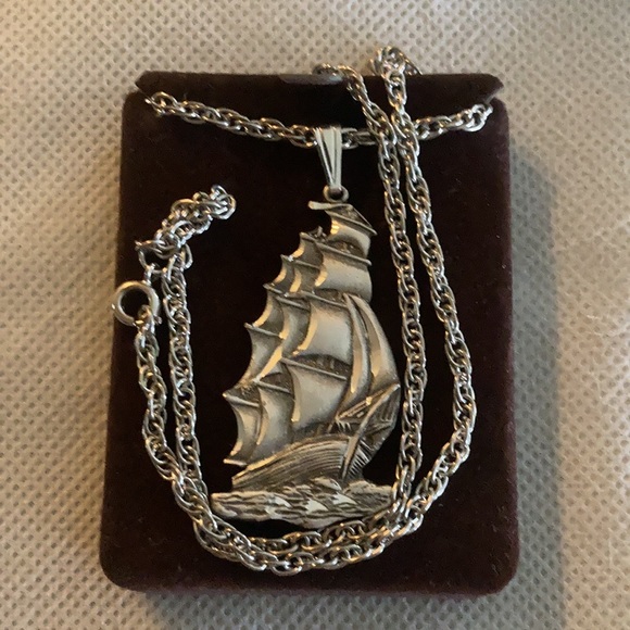 🏴‍☠️ Vintage Pewter Schooner Sail Ship Pendant - Picture 4 of 6